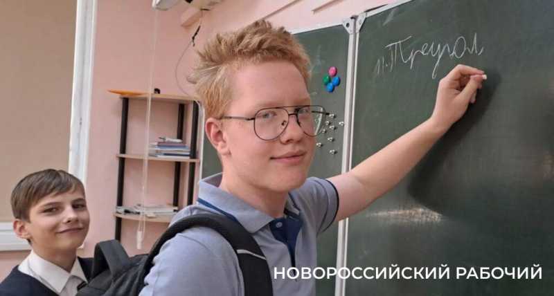 Фанаты математики &mdash; здесь! Выпускник школы Новороссийска теперь сам в ней преподает