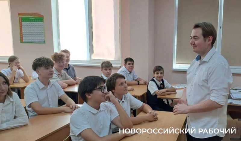 Фанаты математики &mdash; здесь! Выпускник школы Новороссийска теперь сам в ней преподает