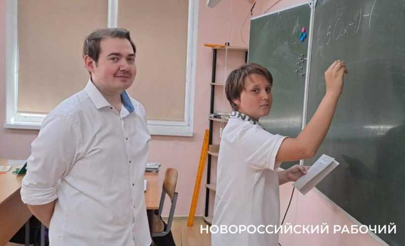 Фанаты математики &mdash; здесь! Выпускник школы Новороссийска теперь сам в ней преподает