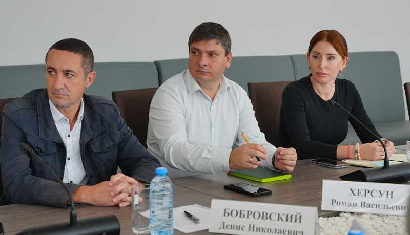 Ход строительства коммунальных объектов и ключевые вопросы обсудили на рабочем совещании