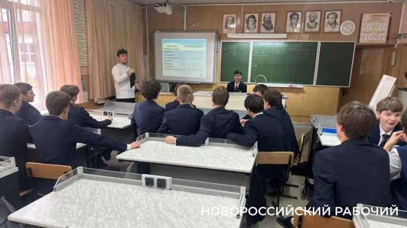«Я — на своем месте!» В школе Новороссийска Владимир Сидоренко отработал свою первую «пятилетку»