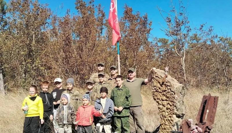 Юные казаки вместе с родителями и наставниками обновляют флаги на братских могилах воинов, погибших при освобождении Новороссийска
