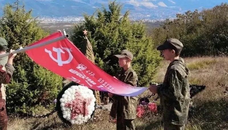 Юные казаки вместе с родителями и наставниками обновляют флаги на братских могилах воинов, погибших при освобождении Новороссийска