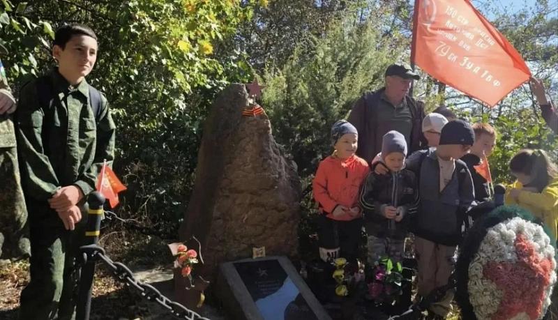 Юные казаки вместе с родителями и наставниками обновляют флаги на братских могилах воинов, погибших при освобождении Новороссийска