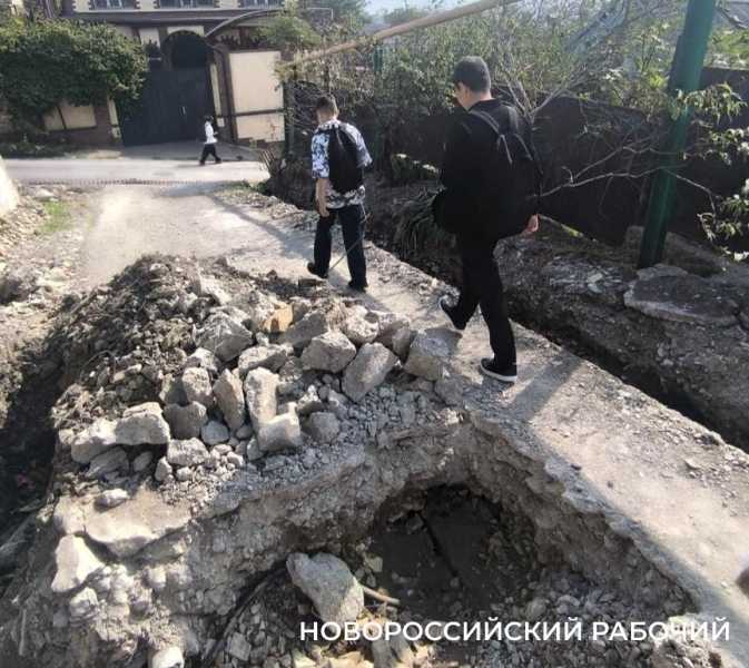 На окраине Новороссийска стало опасно жить … из-за ремонта водопровода