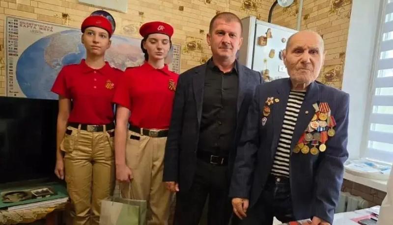 Новороссийские юнармейцы поздравили ветерана Великой Отечественной войны Леонида Нанояна с годовщиной освобождения Кубани