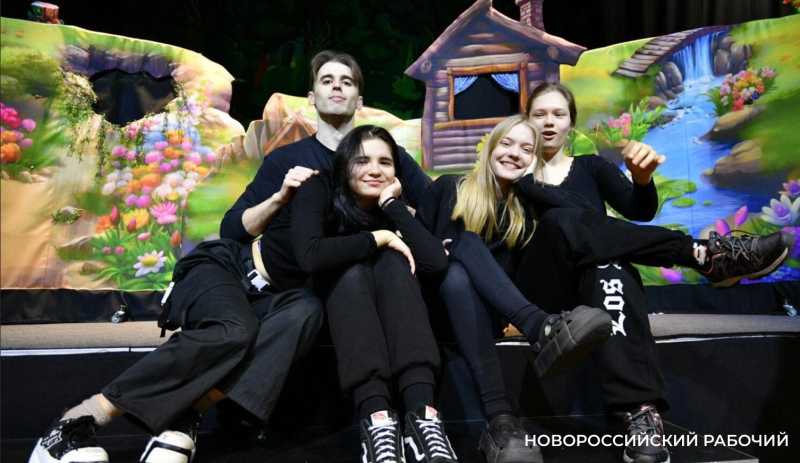Новороссийский &laquo;Колобок&raquo; подружился с кренделем на кукольном фестивале