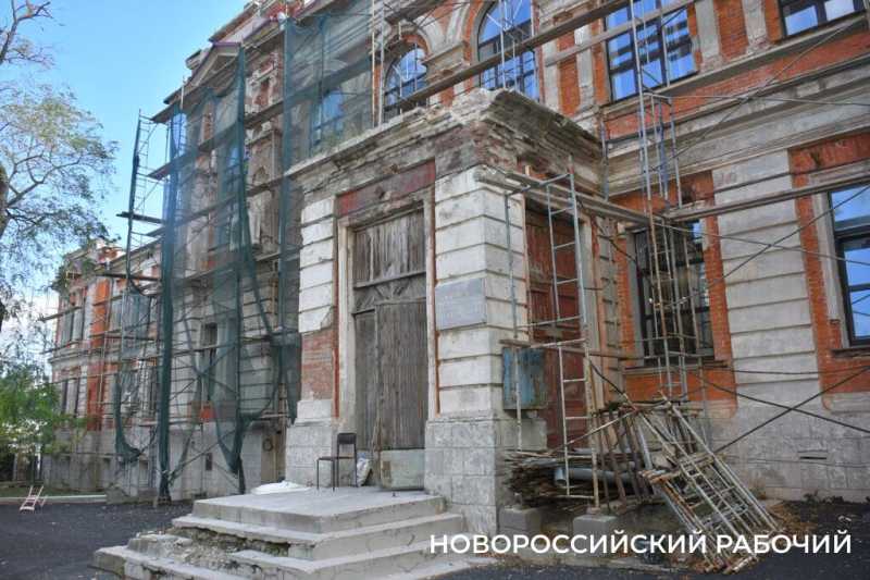 С реконструкцией старой новороссийской школы  что-то пошло не так