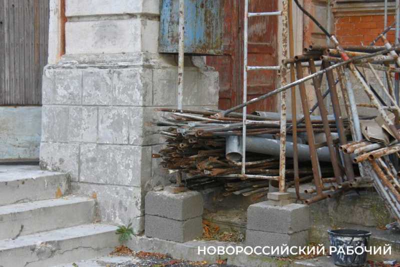 С реконструкцией старой новороссийской школы  что-то пошло не так