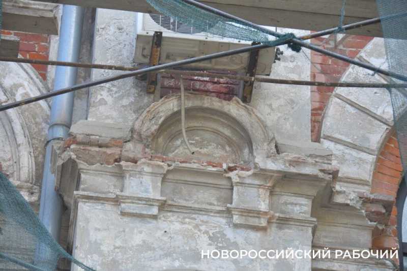 С реконструкцией старой новороссийской школы  что-то пошло не так