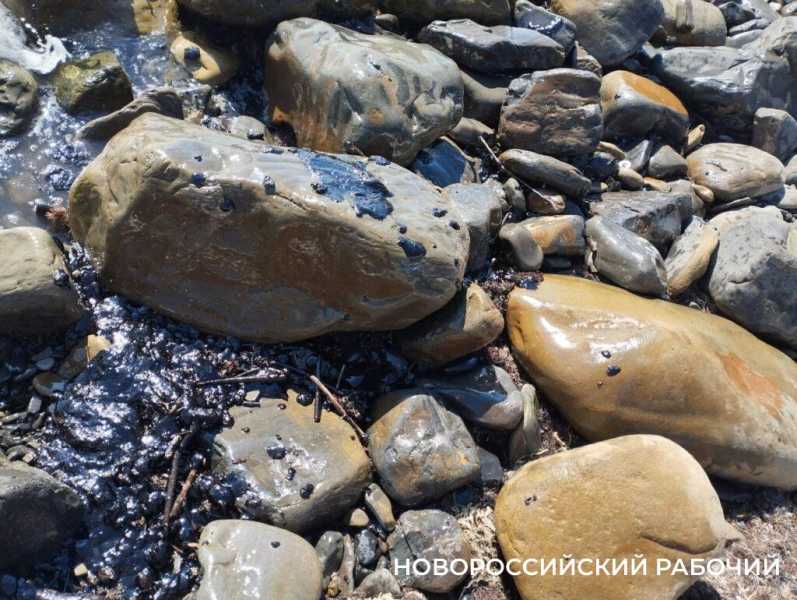 Танкер, горевший у берегов Сочи, стоит вблизи Новороссийска