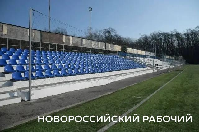 В Новороссийске на стадионе обновят футбольное поле