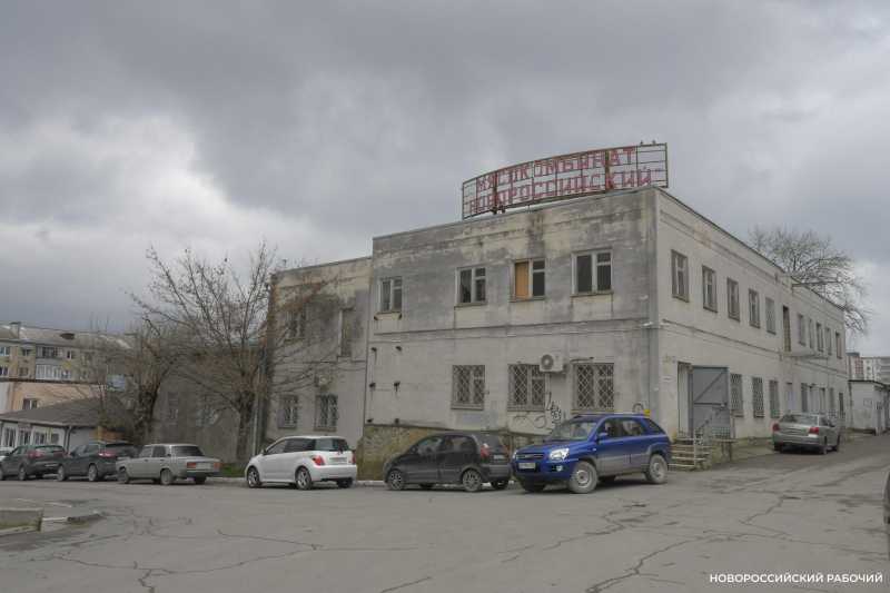 В Новороссийске новое кино с перестрелками снимают в цехах бывшего мясокомбината