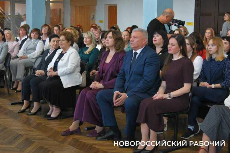 В Новороссийске &ndash; педагоги на все сто! Учителей чествовали накануне праздника