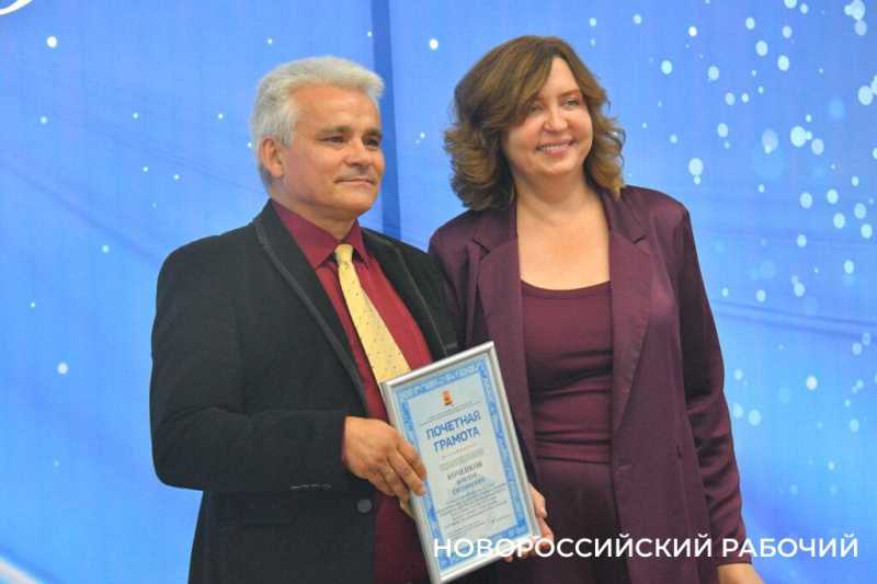 В Новороссийске &ndash; педагоги на все сто! Учителей чествовали накануне праздника