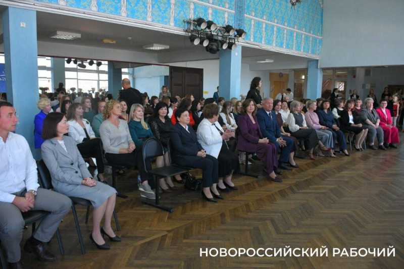 В Новороссийске &ndash; педагоги на все сто! Учителей чествовали накануне праздника
