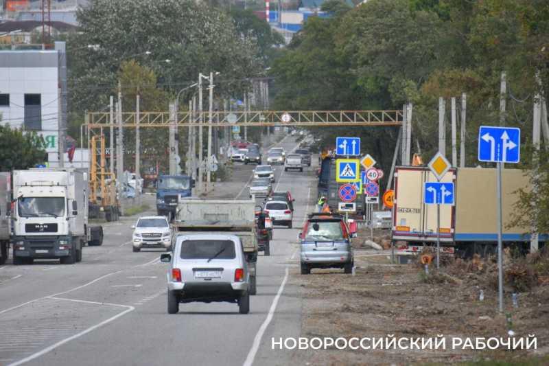 В Новороссийске расширяют дорогу и вырубили деревья вдоль нее. Все ради нового микрорайона?