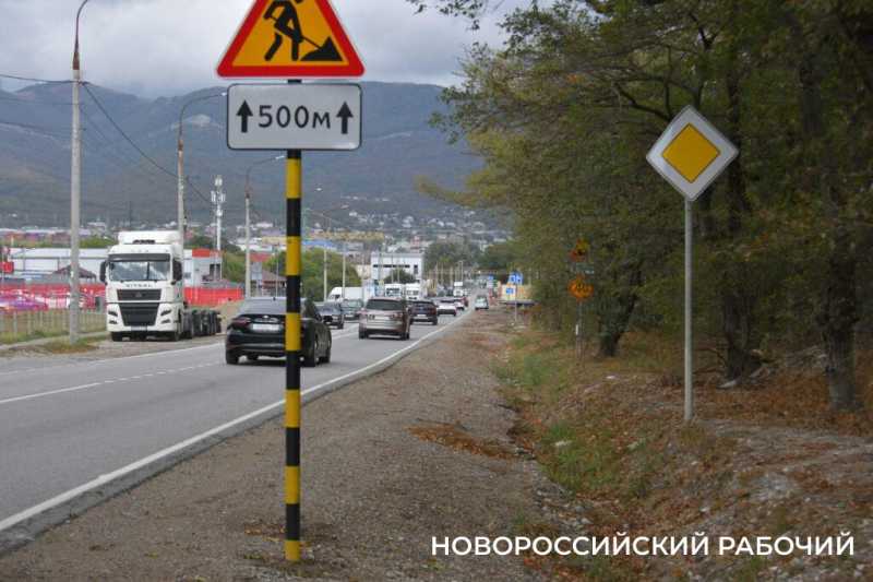 В Новороссийске расширяют дорогу и вырубили деревья вдоль нее. Все ради нового микрорайона?