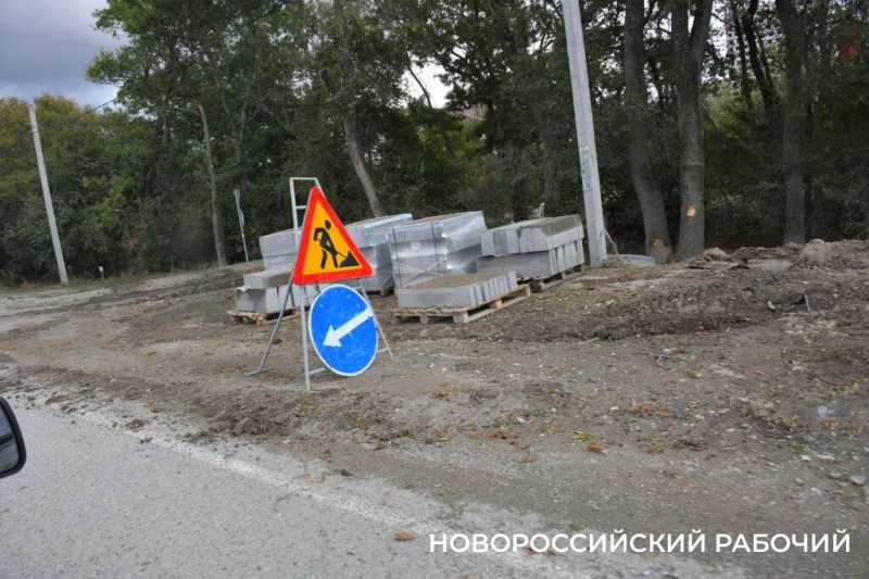 В Новороссийске расширяют дорогу и вырубили деревья вдоль нее. Все ради нового микрорайона?