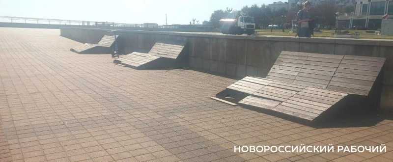 В Новороссийске сломаны шезлонги, купленные за &laquo;курортные&raquo; деньги
