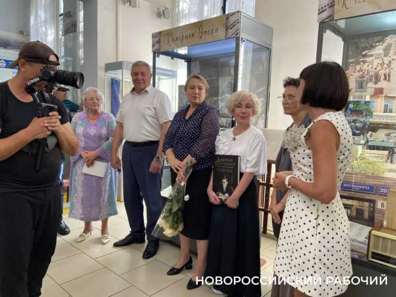 В Новороссийске сохранилось письмо Шостаковича и его фото с рабочими