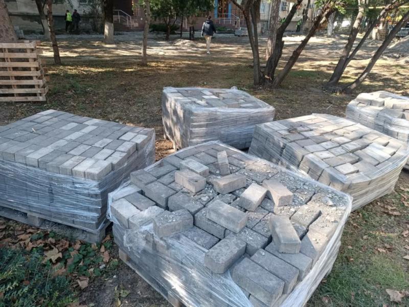 В сквере в центре Новороссийска в ходе благоустройства стало меньше зелени