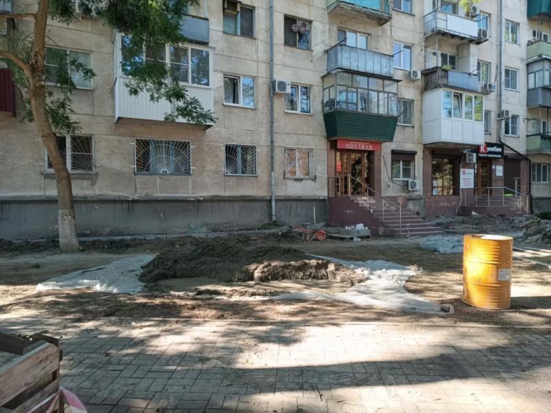 В сквере в центре Новороссийска в ходе благоустройства стало меньше зелени