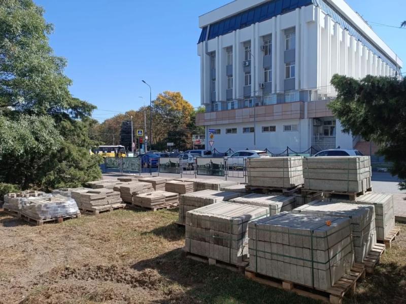 В сквере в центре Новороссийска в ходе благоустройства стало меньше зелени