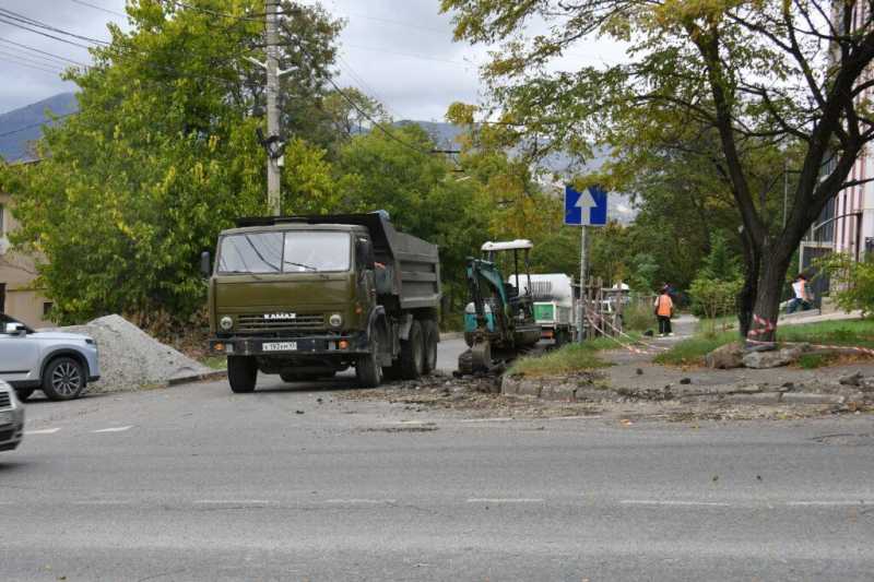 Водители встряли в тупик в самом центре Новороссийска