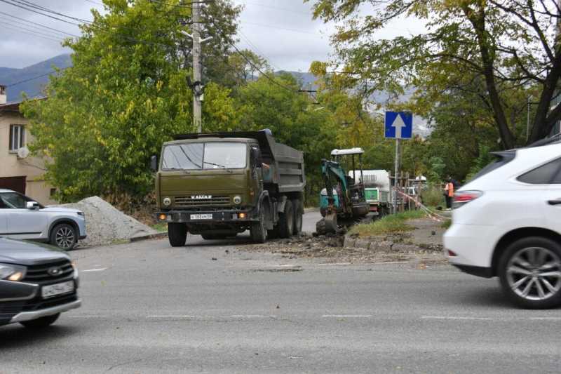 Водители встряли в тупик в самом центре Новороссийска