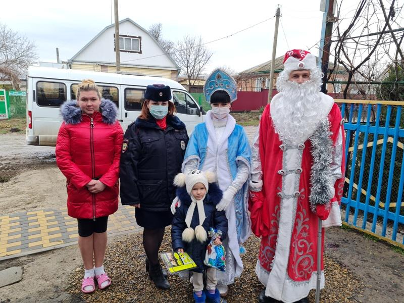 Белоглинские полицейские приняли участие во всероссийской благотворительной акции МВД России &laquo;Полицейский Дед Мороз&raquo;