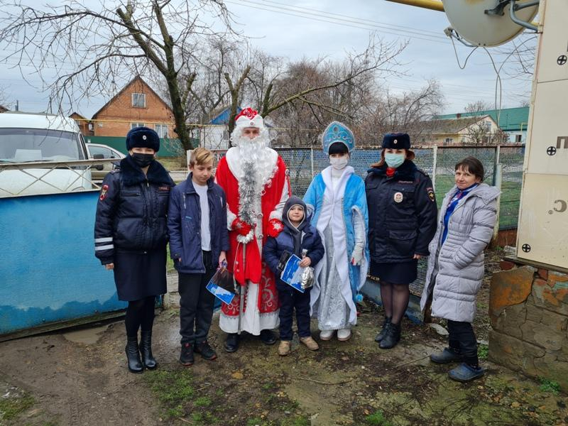 Белоглинские полицейские приняли участие во всероссийской благотворительной акции МВД России &laquo;Полицейский Дед Мороз&raquo;