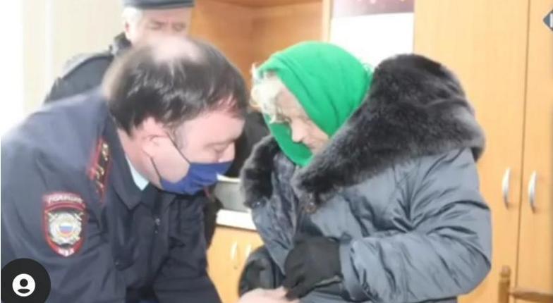 Доброе дело: полицейские Новороссийска спасли 91-летнюю пенсионерку, заблудившуюся в метель