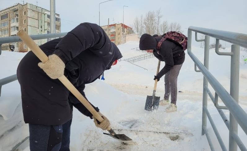 Дорожные и жилищно-коммунальные службы Новороссийска круглосуточно ведут работу по уборке снега 