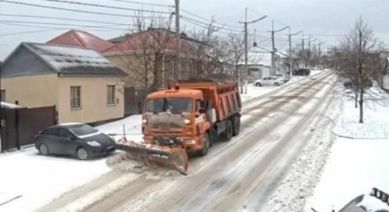 Дорожные и жилищно-коммунальные службы Новороссийска круглосуточно ведут работу по уборке снега 