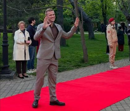 Кавказская пленница и хоккеисты из &laquo;Молодежки&raquo; прощеголяли по красной дорожке на открытии кинофестиваля в Новороссийске: фото и видео