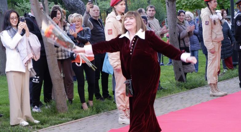 Кавказская пленница и хоккеисты из &laquo;Молодежки&raquo; прощеголяли по красной дорожке на открытии кинофестиваля в Новороссийске: фото и видео