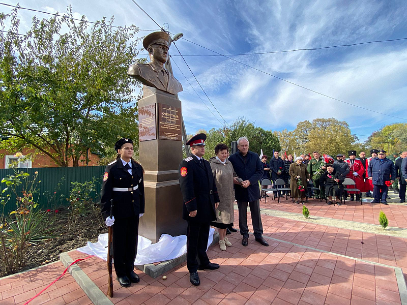 На Кубани открыли памятник Герою России Валерию Очеретному