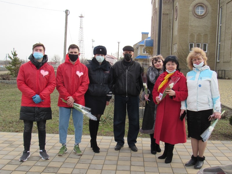 На Кубани полицейские присоединились к акции &laquo;Цветы для автоледи&raquo;