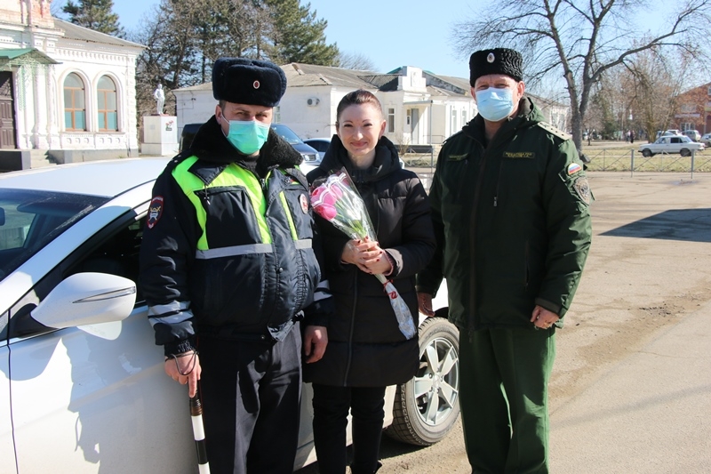 На Кубани полицейские присоединились к акции &laquo;Цветы для автоледи&raquo;