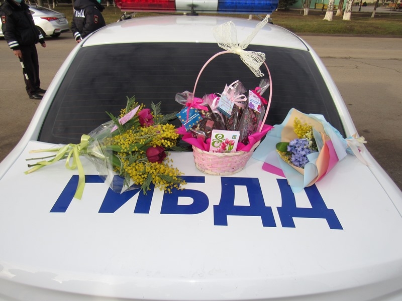 На Кубани полицейские присоединились к акции &laquo;Цветы для автоледи&raquo;
