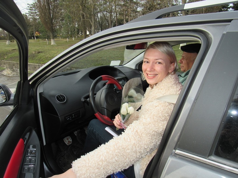 На Кубани полицейские присоединились к акции &laquo;Цветы для автоледи&raquo;