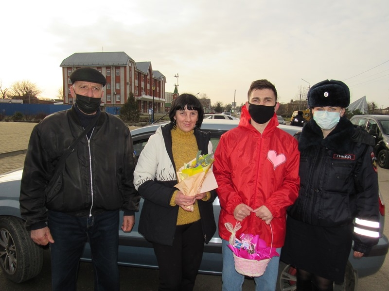 На Кубани полицейские присоединились к акции &laquo;Цветы для автоледи&raquo;