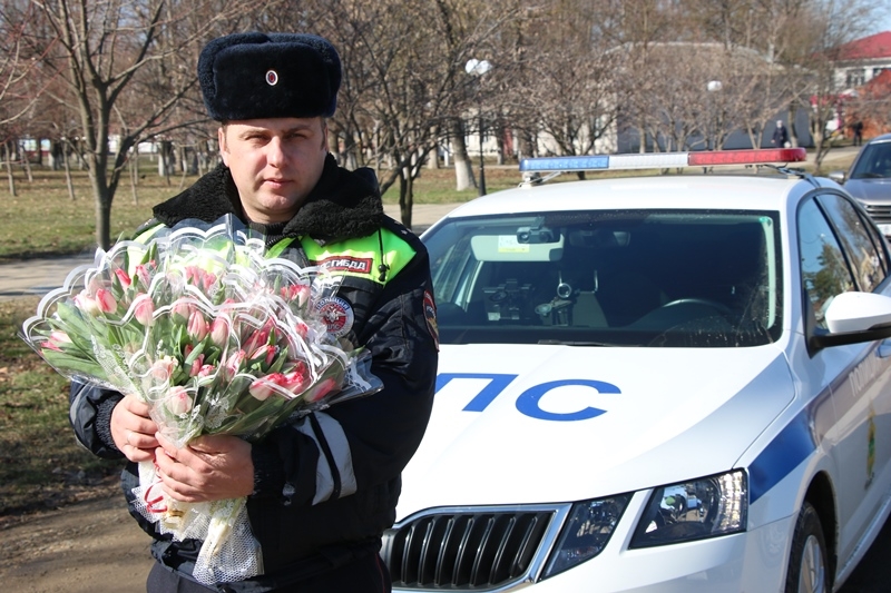 На Кубани полицейские присоединились к акции &laquo;Цветы для автоледи&raquo;