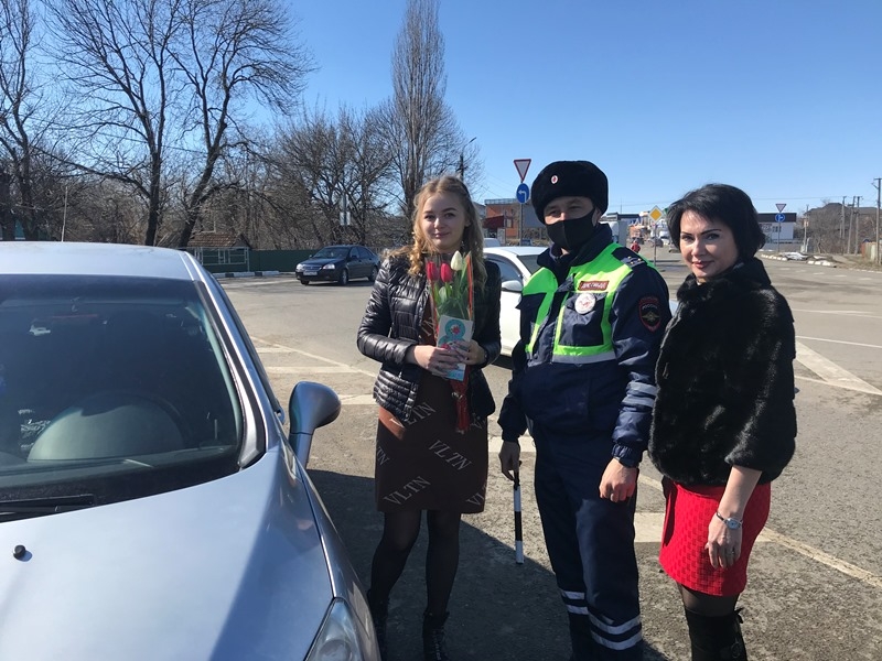 На Кубани полицейские присоединились к акции &laquo;Цветы для автоледи&raquo;