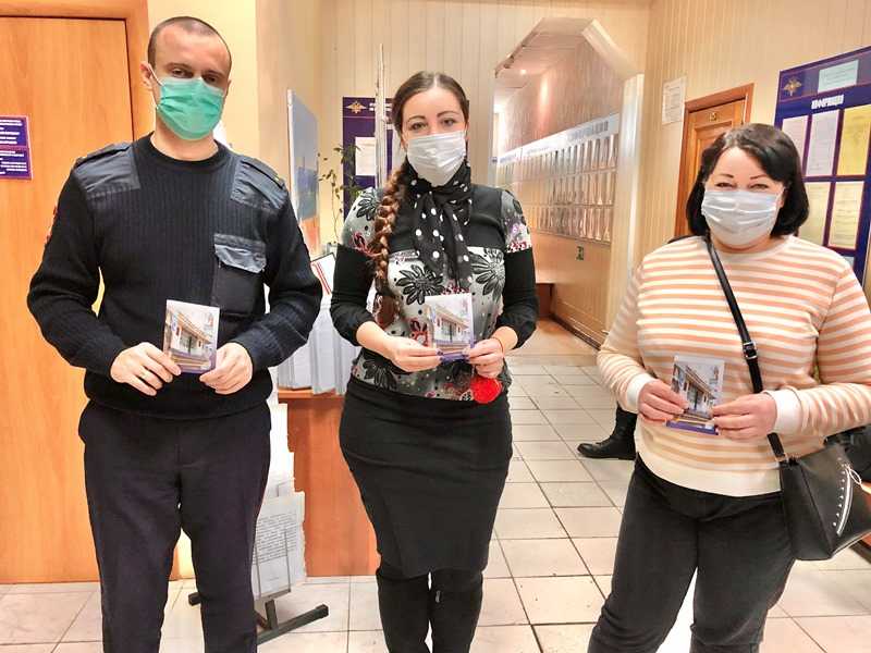 На Кубани полицейские проводят встречи с гражданами в рамках акции «Госуслуги - это просто!»