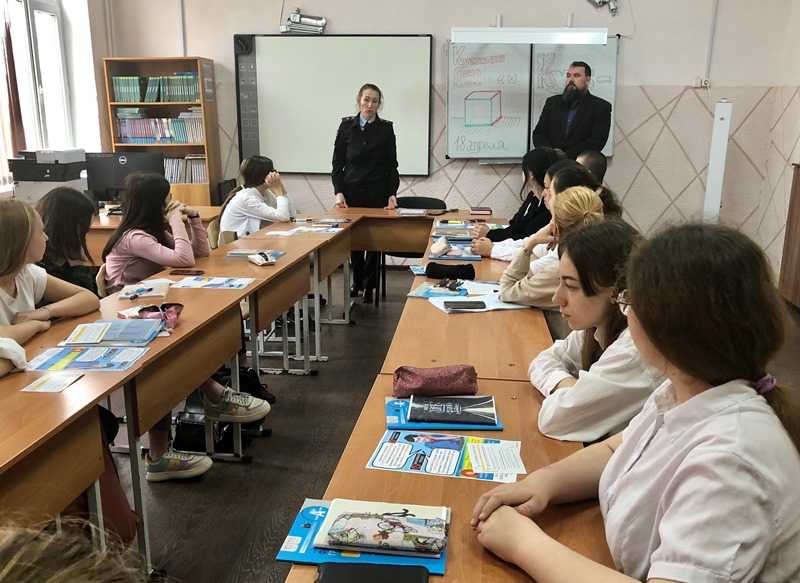 На Кубани полицейские совместно с волонтерами информируют граждан о мерах безопасности при дистанционном мошенничестве