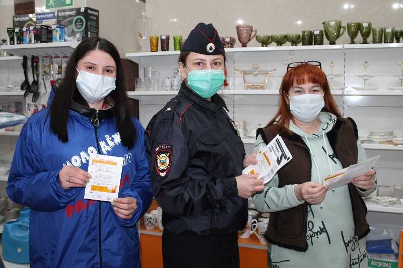 На Кубани полицейские совместно с волонтерами информируют граждан о мерах безопасности при дистанционном мошенничестве