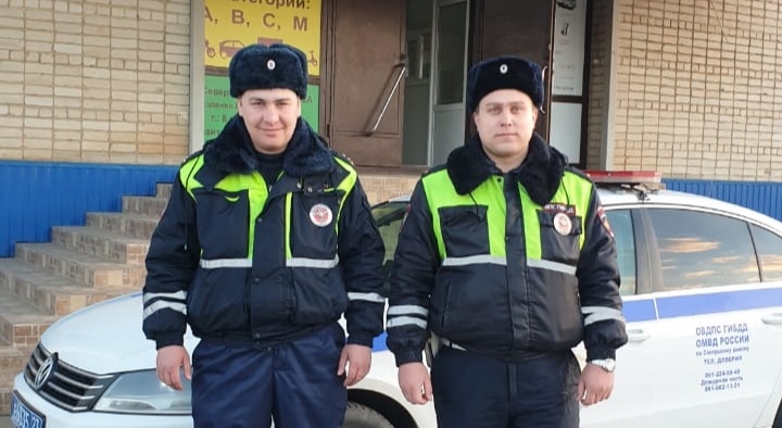 На Кубани сотрудники ДПС оперативно сопроводили в медучреждение беременную женщину