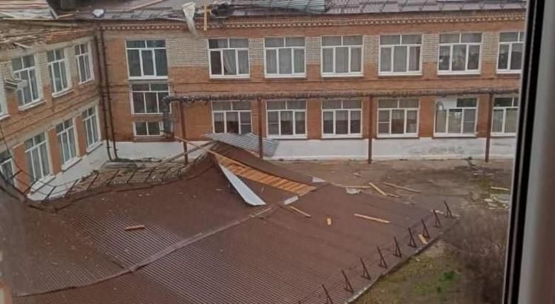 На Кубани ураганный ветер оставил школу без крыши